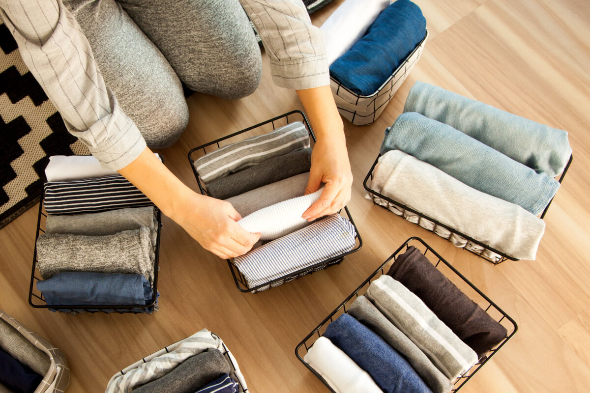 タオルを収納する人