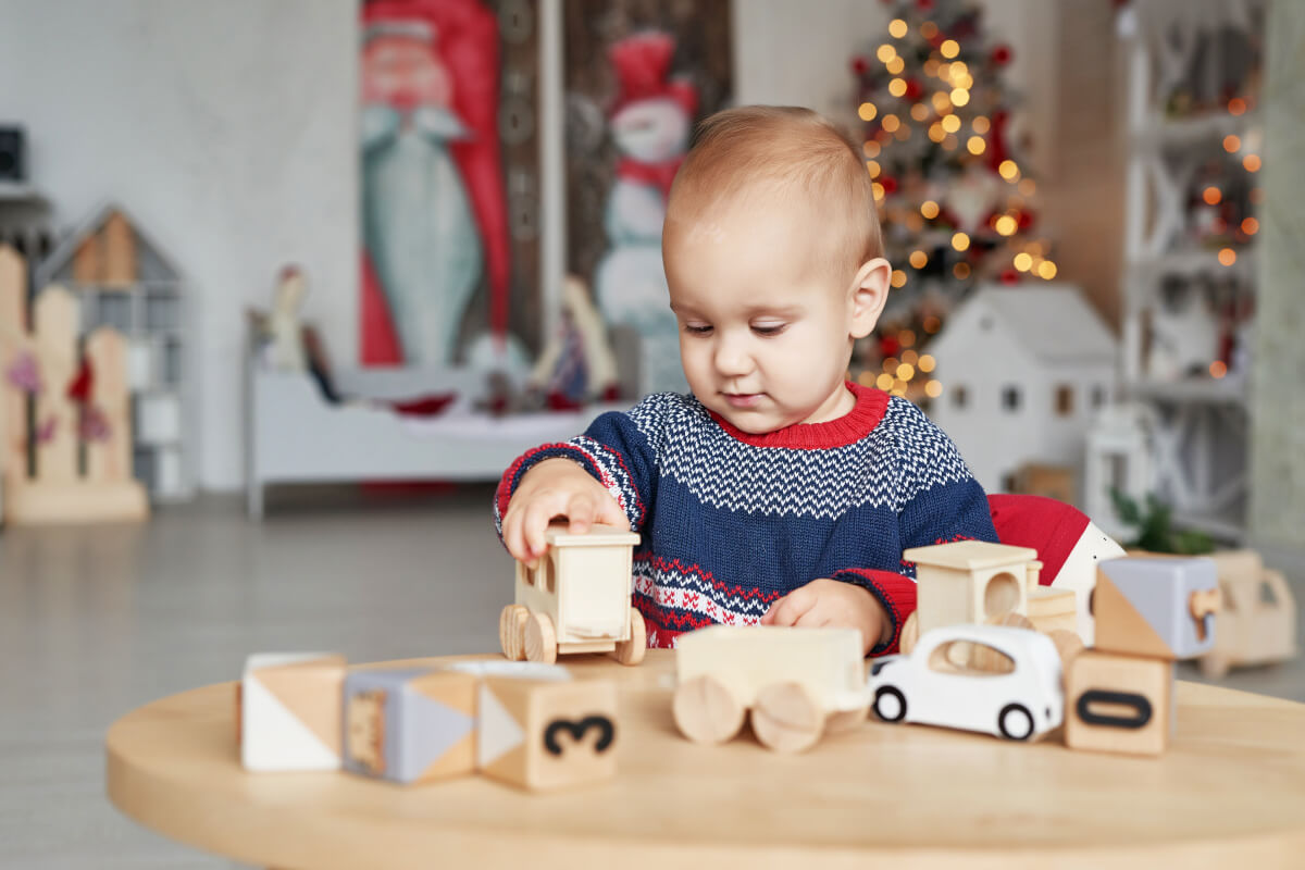 おもちゃで遊ぶ赤ちゃん