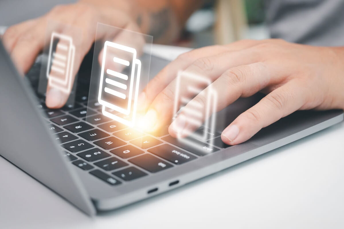 キーボードを打つ人